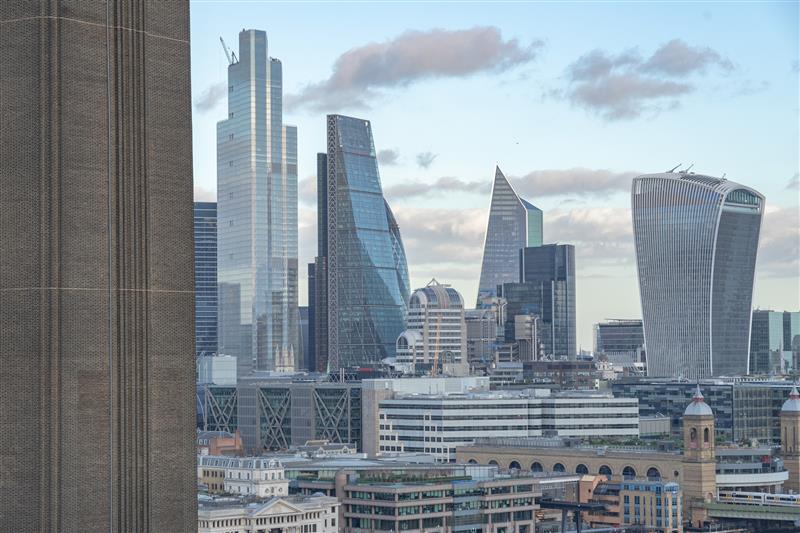 beautiful-cityscape-with-modern-buildings-skyscrapers-uk